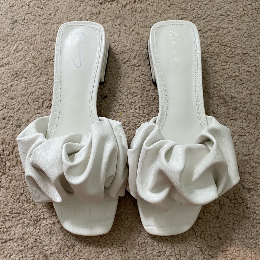Circus flat white sandal never worn